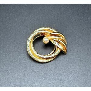 Scarf Pin Gold with Pearl Accent